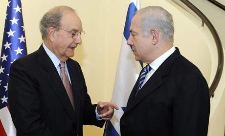 Izraelský premiér Benjamin Netanjahu se zvláštním vyslancem USA pro Blízký východ Georgem Mitchellem (24. ledna 2010) Izraelský premiér Benjamin Netanjahu se zvláštním vyslancem USA pro Blízký východ Georgem Mitchellem (24. ledna 2010)