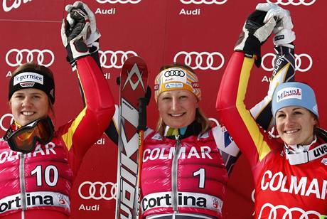 Tři nejepší v obřím slalomu SP v italské Cortině: uprostřed vítězka Tanja Poutiainenová, vlevo drhá Viktoria Rebensburgová, vpravo třetí Kathrin Hölzlová Tři nejepší v obřím slalomu SP v italské Cortině: uprostřed vítězka Tanja Poutiainenová, vlevo drhá Viktoria Rebensburgová, vpravo třetí Kathrin Hölzlová
