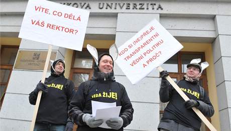 Členové občanského sdružení Věda žije! rozdávali před budovami Masarykovy univerzity v Brně otevřený dopis rektorovi Petru Fialovi. Členové občanského sdružení Věda žije! rozdávali před budovami Masarykovy univerzity v Brně otevřený dopis rektorovi Petru Fialovi.