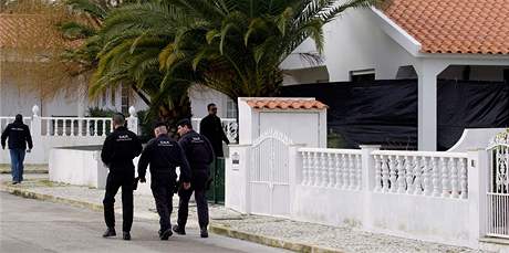 Portugalští policisté prohledávají okolí domu, kde našli půl tuny výbušnit organizace ETA (6. února 2010) Portugalští policisté prohledávají okolí domu, kde našli půl tuny výbušnit organizace ETA (6. února 2010)