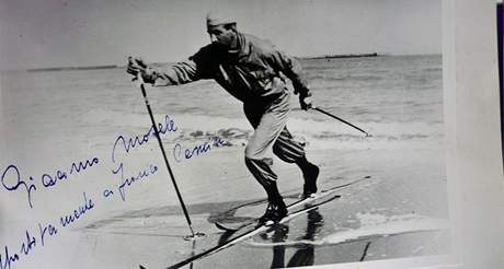 Historická výstava lyží a běžeckého vybavení ze všech ročníků Marcialongy v Predazzu, kterou uspořádal majitel místního sportovního obchodu Franco Chemin Historická výstava lyží a běžeckého vybavení ze všech ročníků Marcialongy v Predazzu, kterou uspořádal majitel místního sportovního obchodu Franco Chemin