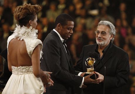 Plácido Domingo předal jednu z cen Grammy. Na pódiu potěšil rapera Jay-Z a Rihannu za jejich spolupráci na písni Run This Town Plácido Domingo předal jednu z cen Grammy. Na pódiu potěšil rapera Jay-Z a Rihannu za jejich spolupráci na písni Run This Town