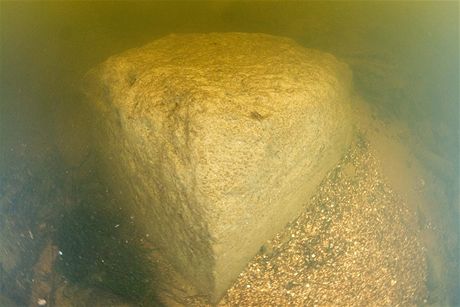 Juditin most - jeden z kamenných bloků, který byl pravděpodobně součástí pilíře Juditina mostu Juditin most - jeden z kamenných bloků, který byl pravděpodobně součástí pilíře Juditina mostu