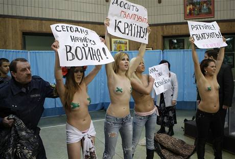 Čtyři spoře oblečené mladé ženy vtrhly do volebního Viktora Janukovyče a protestovaly proti znásilňování demokracie na Ukrajině (6. února 2010) Čtyři spoře oblečené mladé ženy vtrhly do volebního Viktora Janukovyče a protestovaly proti znásilňování demokracie na Ukrajině (6. února 2010)