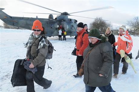 Vojenská helikoptéra musela ve středu z ostrova Hiddensee přepravit skupinku turistů (3. února 2010) Vojenská helikoptéra musela ve středu z ostrova Hiddensee přepravit skupinku turistů (3. února 2010)