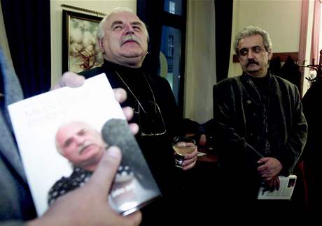Ředitel Národní galerie Milan Knížák a ministr kultury Pavel Dostál při křestu knihy Milan Knížák osobně; Praha, rok 2003 Ředitel Národní galerie Milan Knížák a ministr kultury Pavel Dostál při křestu knihy Milan Knížák osobně; Praha, rok 2003