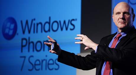 Šéf Microsoftu Steve Ballmer během představovaní nové platformy Windows Mobile 7 na barcelonském veletrhu MWC 2010 Šéf Microsoftu Steve Ballmer během představovaní nové platformy Windows Mobile 7 na barcelonském veletrhu MWC 2010