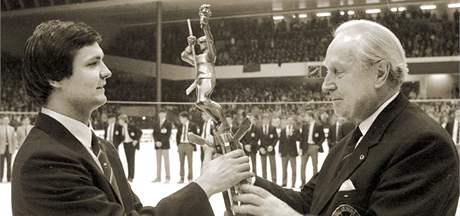 Předseda IIHF Günter Sabetzki (vpravo) předává československému kapitánovi Dáriu Rusnákovi trofej mistrů světa. (1985) Předseda IIHF Günter Sabetzki (vpravo) předává československému kapitánovi Dáriu Rusnákovi trofej mistrů světa. (1985)