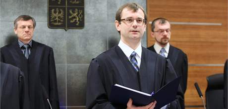 Soudce Nejvyššího správního soudu v Brně Vojtěch Šimíček vynesl verdikt o zrušení Dělnické strany. (17. února 2010) Soudce Nejvyššího správního soudu v Brně Vojtěch Šimíček vynesl verdikt o zrušení Dělnické strany. (17. února 2010)
