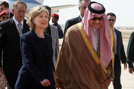 Americká ministryně zahraničí Hillary Clintonová při návštěvě Saúdské Arábie jednala s králem Abdalláhem. (15. února 2009) Americká ministryně zahraničí Hillary Clintonová při návštěvě Saúdské Arábie jednala s králem Abdalláhem. (15. února 2009)