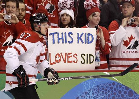 SID. Kanaďan Sidney Crosby před zápasem se Švýcarskem. V pozadí transparent: "Tohle dítě miluje Sida." SID. Kanaďan Sidney Crosby před zápasem se Švýcarskem. V pozadí transparent: "Tohle dítě miluje Sida."