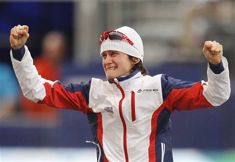 Dojatá Martina Sáblíková po zisku zlaté medaile v rychlobruslařském závodě na 3000 metrů na ZOH ve Vancouveru. Dojatá Martina Sáblíková po zisku zlaté medaile v rychlobruslařském závodě na 3000 metrů na ZOH ve Vancouveru.