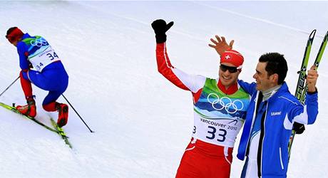 TŘETÍ VZADU. Vítěz závodu Dario Cologna ze Švýcarska a druhý Ital Pietro Piller Cottrer se už radují, zatímco bronzový Lukáš Bauer odpočívá po vysilujícím finiši. TŘETÍ VZADU. Vítěz závodu Dario Cologna ze Švýcarska a druhý Ital Pietro Piller Cottrer se už radují, zatímco bronzový Lukáš Bauer odpočívá po vysilujícím finiši.