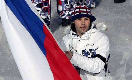 Hokejista Jaromír Jágr jde s vlajkou v čele průvodu českých sportovců na zahajovacím ceremoniálu Zimních olympijských her ve Vancouveru. (12. února 2010) Hokejista Jaromír Jágr jde s vlajkou v čele průvodu českých sportovců na zahajovacím ceremoniálu Zimních olympijských her ve Vancouveru. (12. února 2010)