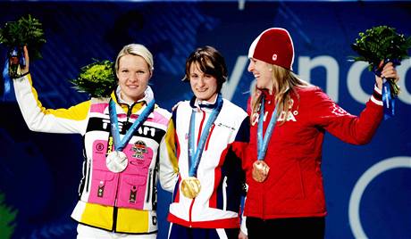 Zlatá Martina Sáblíková se stříbrnou Stephanií Beckertovou z Německa a bronzovou Kristinou Grovesovou z Kanady. (14. února 2010) Zlatá Martina Sáblíková se stříbrnou Stephanií Beckertovou z Německa a bronzovou Kristinou Grovesovou z Kanady. (14. února 2010)
