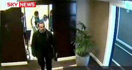 Záběr z bezpečnostní kamery v dubajském hotelu ukazují poslední záběry vysoce postaveného člena Hamasu Mahmúda Mabhúha. Záběr z bezpečnostní kamery v dubajském hotelu ukazují poslední záběry vysoce postaveného člena Hamasu Mahmúda Mabhúha.