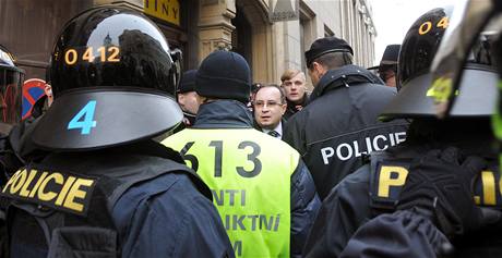 Předseda Dělnické strany Tomáš Vandas (uprostřed) před Nejvyšším správním soudem v Brně. (17. února 2010) Předseda Dělnické strany Tomáš Vandas (uprostřed) před Nejvyšším správním soudem v Brně. (17. února 2010)