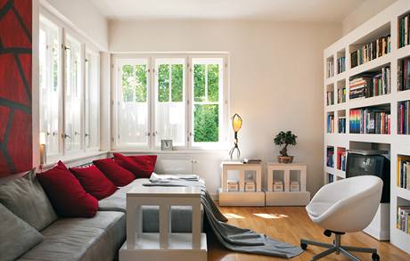Hlavní obytný prostor. Lampička je od přítele (designér Jorge Agerevere, USA, 1997), vše ostatní jsou originály Bohuslava Horáka Hlavní obytný prostor. Lampička je od přítele (designér Jorge Agerevere, USA, 1997), vše ostatní jsou originály Bohuslava Horáka