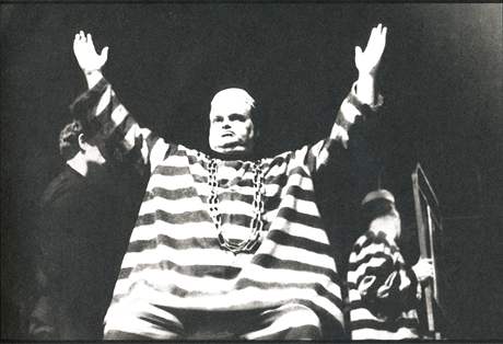Jan Libíček v inscenaci hry Alfreda Jarryho Král Ubu, Divadlo Na zábradlí, rok 1964, režie Jan Grossman Jan Libíček v inscenaci hry Alfreda Jarryho Král Ubu, Divadlo Na zábradlí, rok 1964, režie Jan Grossman