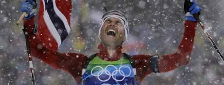 DALŠÍ ZLATO PRO LEGENDU. Finišman norské štafety biatlonistů, Ole Einar Björndalen, se s vlajkou v ruce raduje z vítězství. Získal tak již své šesté olympijské zlato. DALŠÍ ZLATO PRO LEGENDU. Finišman norské štafety biatlonistů, Ole Einar Björndalen, se s vlajkou v ruce raduje z vítězství. Získal tak již své šesté olympijské zlato.