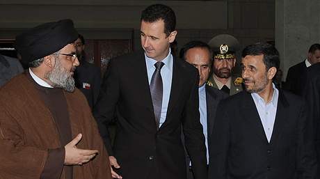 Zleva šéf Hizballáhu Hasan Nasralláh, syrský prezident Bašár Assad a íránský prezident Mahmúd Ahmadínežád Zleva šéf Hizballáhu Hasan Nasralláh, syrský prezident Bašár Assad a íránský prezident Mahmúd Ahmadínežád