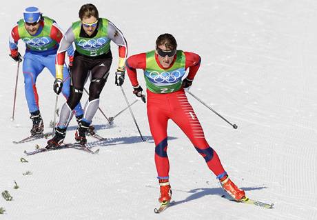 Norský závodník Petter Northug (vpravo) dojíždí do cíle sprintu dvojic na prvním místě před druhým Alexem Teichmannem (uprostřed) a třetím Alexejem Pětuchovem Norský závodník Petter Northug (vpravo) dojíždí do cíle sprintu dvojic na prvním místě před druhým Alexem Teichmannem (uprostřed) a třetím Alexejem Pětuchovem