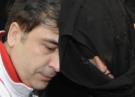 Gruzínský prezident Michail Saakašvili na pohřbu sáňkaře Nodara Kumaritašviliho s matkou zesnulého Dodo. Gruzínský prezident Michail Saakašvili na pohřbu sáňkaře Nodara Kumaritašviliho s matkou zesnulého Dodo.