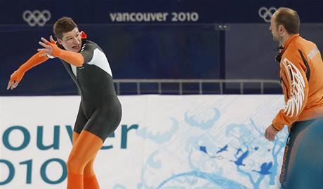 Zdrcený nizozemský rychlobruslař Sven Kramer se zlobí na trenéra Gerarda Kemkerse. Kvůli jeho chybě přišel o zlatou olympijskou medaili. Zdrcený nizozemský rychlobruslař Sven Kramer se zlobí na trenéra Gerarda Kemkerse. Kvůli jeho chybě přišel o zlatou olympijskou medaili.