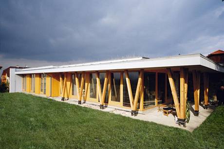 Dřevěnou terasu tvoří základní betonová deska, dřevěný rošt a decking Bangkirai, profil 19 x 90 mm. Majitel jej jednou ročně natírá olejem Dřevěnou terasu tvoří základní betonová deska, dřevěný rošt a decking Bangkirai, profil 19 x 90 mm. Majitel jej jednou ročně natírá olejem