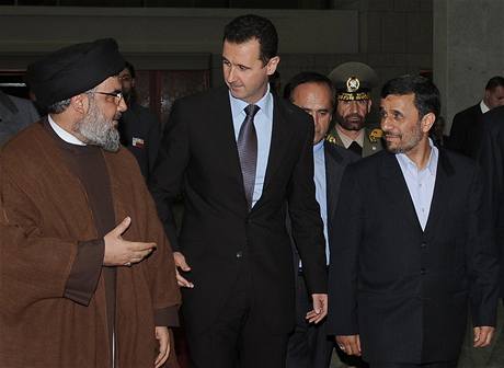 Zleva šéf Hizballáhu Hasan Nasralláh, syrský prezident Bašár Assad a íránský prezident Mahmúd Ahmadínežád Zleva šéf Hizballáhu Hasan Nasralláh, syrský prezident Bašár Assad a íránský prezident Mahmúd Ahmadínežád