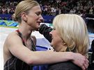 Krasobruslařka Joannie Rochetteová po krátkém programu se svou trenérkou Krasobruslařka Joannie Rochetteová po krátkém programu se svou trenérkou