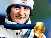 Rychlobruslařka Martina Sáblíková se zlatou olympijskou medailí za vítězství na trati na 5000 metrů. (24. února 2010)