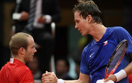 Olivier Rochus (vlevo) gratuluje Tomáši Berdychovi k vítězství v úvodní dvouhře Davis Cupu Belgie - Česko Olivier Rochus (vlevo) gratuluje Tomáši Berdychovi k vítězství v úvodní dvouhře Davis Cupu Belgie - Česko