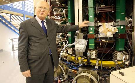 Předseda AV ČR Václav Pačes ukazuje v dubnu 2008 na jednom z akademických pracovišť tokamak Compass. Tokamak je zařízení, vytvářející toroidní magnetické pole, používané jako magnetická nádoba pro uchovávání vysokoteplotního plazmatu. Předseda AV ČR Václav Pačes ukazuje v dubnu 2008 na jednom z akademických pracovišť tokamak Compass. Tokamak je zařízení, vytvářející toroidní magnetické pole, používané jako magnetická nádoba pro uchovávání vysokoteplotního plazmatu.