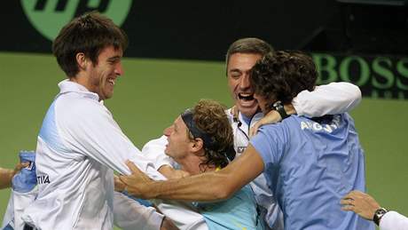 Tenisté Agentiny slavi postup do čtvrtfinále Davis Cupu, v modrém David Nalbandian, který vyhrál nad Andreasem Vinciguerrou Tenisté Agentiny slavi postup do čtvrtfinále Davis Cupu, v modrém David Nalbandian, který vyhrál nad Andreasem Vinciguerrou