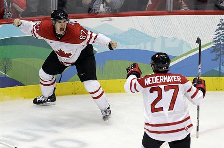 GLADIÁTOŘI NA LEDĚ. Sidney Crosby (vlevo) právě vstřelil vítězný gól Kanady v prodloužení olympijského turnaje a raduje se spolu se Scottem Niedermayerem. GLADIÁTOŘI NA LEDĚ. Sidney Crosby (vlevo) právě vstřelil vítězný gól Kanady v prodloužení olympijského turnaje a raduje se spolu se Scottem Niedermayerem.