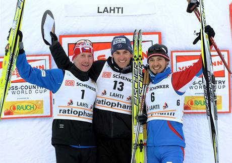 Lukáš Bauer (vlevo) na stupních vítězů spolu s vítězem skiatlonu Mauricem Manificatem z Francie a třetím Rusem Iljou Černousovem. Lukáš Bauer (vlevo) na stupních vítězů spolu s vítězem skiatlonu Mauricem Manificatem z Francie a třetím Rusem Iljou Černousovem.