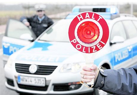 Němečtí policisté si nadávky líbit nenechají.