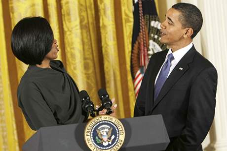 Dívej se na mě upřímně, žádá v žertu první dáma USA Michelle Obamová při ceremonii v Bílém domě u příležitosti Dne žen; Washington, 8. března 2010 Dívej se na mě upřímně, žádá v žertu první dáma USA Michelle Obamová při ceremonii v Bílém domě u příležitosti Dne žen; Washington, 8. března 2010