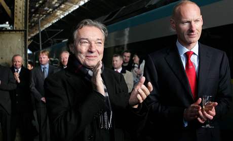 Image je vším: zpěvák Karel Gott a ředitel ČD Petr Žaluda oslavují v Praze pět let Pendolina, 2. 12. 2009 Image je vším: zpěvák Karel Gott a ředitel ČD Petr Žaluda oslavují v Praze pět let Pendolina, 2. 12. 2009