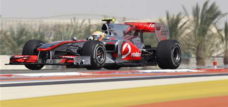 A TEĎ PŘEDJEDU SCHUMACHERA. Lewis Hamilton byl v prvním tréninku pomalejším z jezdců McLarenu. A TEĎ PŘEDJEDU SCHUMACHERA. Lewis Hamilton byl v prvním tréninku pomalejším z jezdců McLarenu.