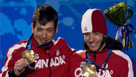 Zrakově postižený Brian McKeever (vpravo) a jeho bratr-vodič Robin McKeever se zlatými medailemi z vancouverské paralympiády Zrakově postižený Brian McKeever (vpravo) a jeho bratr-vodič Robin McKeever se zlatými medailemi z vancouverské paralympiády