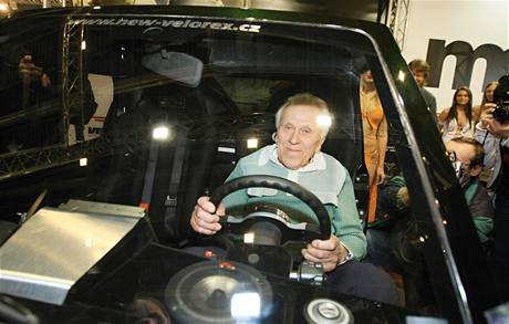 Autor původního Velorexu Mojmír Stránský sedí v novém modelu Velor-X-Trike na brněnském Motosalonu. (10. března 2010) Autor původního Velorexu Mojmír Stránský sedí v novém modelu Velor-X-Trike na brněnském Motosalonu. (10. března 2010)