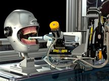 Robotická paže čistí falešné zuby pokaždé stejně, aby bylo možné objektivně a měřitelně srovnávat různé kartáčky Robotická paže čistí falešné zuby pokaždé stejně, aby bylo možné objektivně a měřitelně srovnávat různé kartáčky