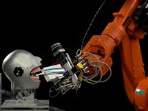 Robotická paže čistí falešné zuby pokaždé stejně, aby bylo možné objektivně a měřitelně srovnávat různé kartáčky Robotická paže čistí falešné zuby pokaždé stejně, aby bylo možné objektivně a měřitelně srovnávat různé kartáčky