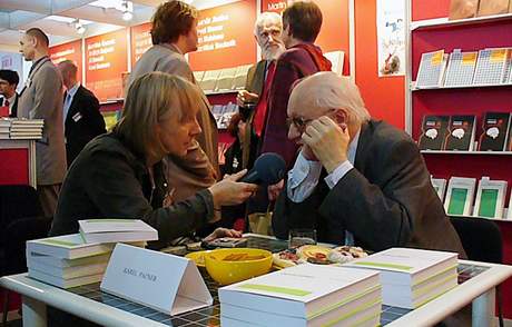 Karel Pacner při autogramiádě ve stánku Karolina na veletrhu Svět knihy, Jaroslav Jirsa uprostřed v trojici v pozadí; Praha 2008 Karel Pacner při autogramiádě ve stánku Karolina na veletrhu Svět knihy, Jaroslav Jirsa uprostřed v trojici v pozadí; Praha 2008