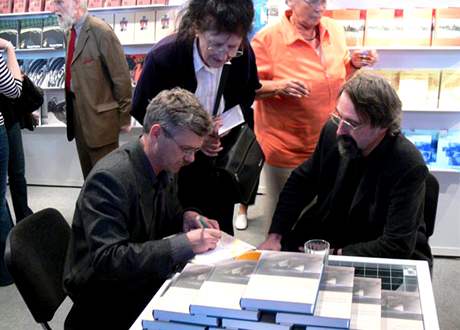 Literární vědci Martin Procházka a Zdeněk Vrbata ve stánku Karolina; Jaroslav Jirsa v pozadí vlevo; Svět knihy, Praha 2006 Literární vědci Martin Procházka a Zdeněk Vrbata ve stánku Karolina; Jaroslav Jirsa v pozadí vlevo; Svět knihy, Praha 2006