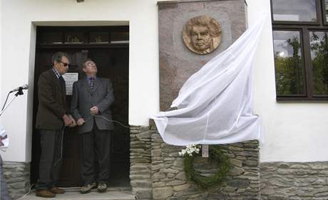Odhalení pamětní desky Jiřímu Pelikánovi v Kořenci před místním muzeem - Vilém Prečan ve dveřích vpravo; 6. července 2004 Odhalení pamětní desky Jiřímu Pelikánovi v Kořenci před místním muzeem - Vilém Prečan ve dveřích vpravo; 6. července 2004