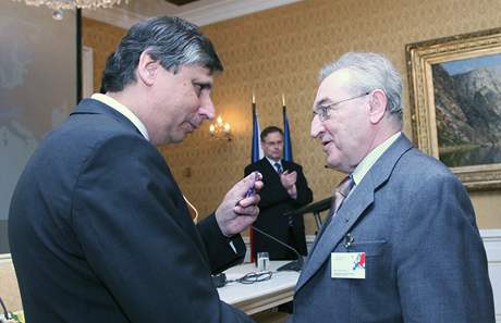 Praha 20.11.2009: premiér Jan Fischer udělil medaile Karla Kramáře. Mezi oceněnými byl i zakladatel Československého dokumentačního střediska prof. PhDr. Vilém Prečan, CSc. Praha 20.11.2009: premiér Jan Fischer udělil medaile Karla Kramáře. Mezi oceněnými byl i zakladatel Československého dokumentačního střediska prof. PhDr. Vilém Prečan, CSc.