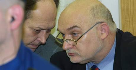 Stanislav Devátý a Milan Hulík. Hlavní líčení s bývalým důstojníkem Bezpečnostní informační služby (BIS) Vladimírem Hučínem před přerovským okresním soudem; 13. února 2002 Stanislav Devátý a Milan Hulík. Hlavní líčení s bývalým důstojníkem Bezpečnostní informační služby (BIS) Vladimírem Hučínem před přerovským okresním soudem; 13. února 2002